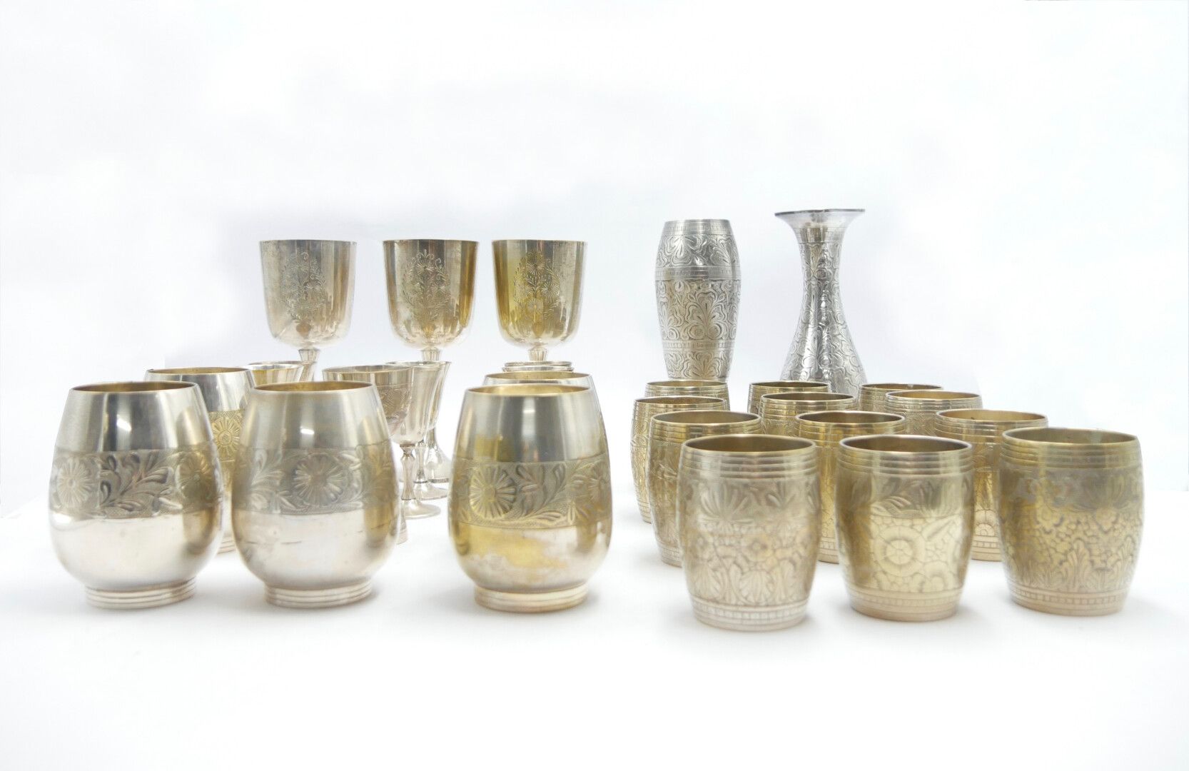 Null 印度和亚洲 - 20世纪

一批镀银制品，包括12个刻有花纹的高脚杯，5个刻有花纹的玻璃杯，3个有柄玻璃杯，2个花瓶和6个小有柄玻璃杯，1个双层二锅头&hellip;