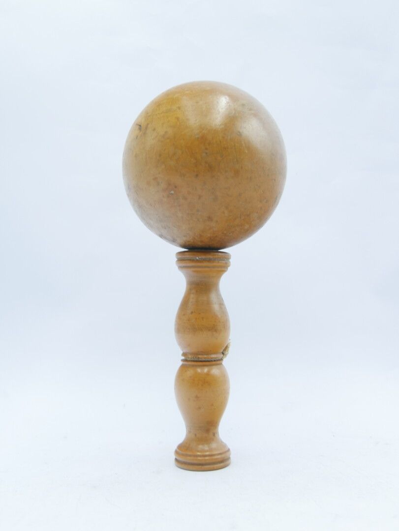 Null 20世纪

翻转的橄榄木台球桌

H.28 cm. 11 in.

缺少绳子，木材因收缩而出现不明显的裂缝，使用状况
