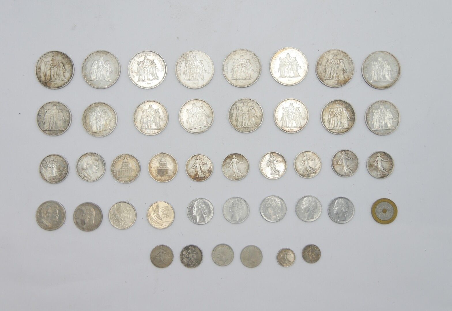 Null 法国 - 20世纪

一批银币包括:

- 八枚50法郎银币 海格力斯

- 八块10法郎的银质大力士

- 6枚5法郎的银质索尔硬币

- 四枚10&hellip;