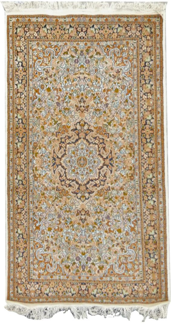 Null MODERN WORK 

Oriental carpet in mechanical wool with medallion decoration &hellip;
