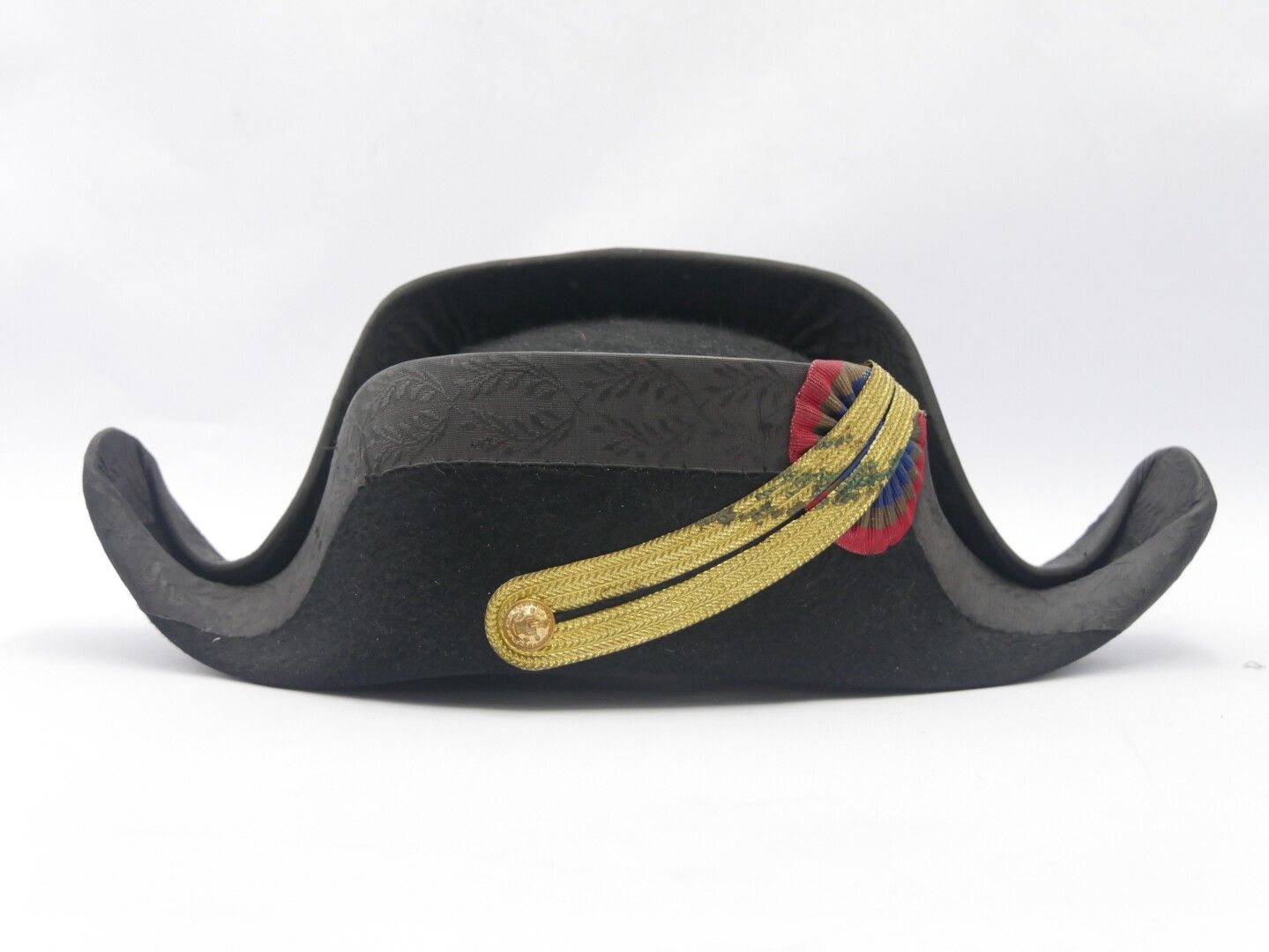 Null 巴黎 - 20世纪

黑色羊毛毡双角帽，皇冠和鸡冠辫和金饰

标记的帽子和制服 托克维尔街18号被擦除

长：39厘米。15英寸。

磨损，使用状况
