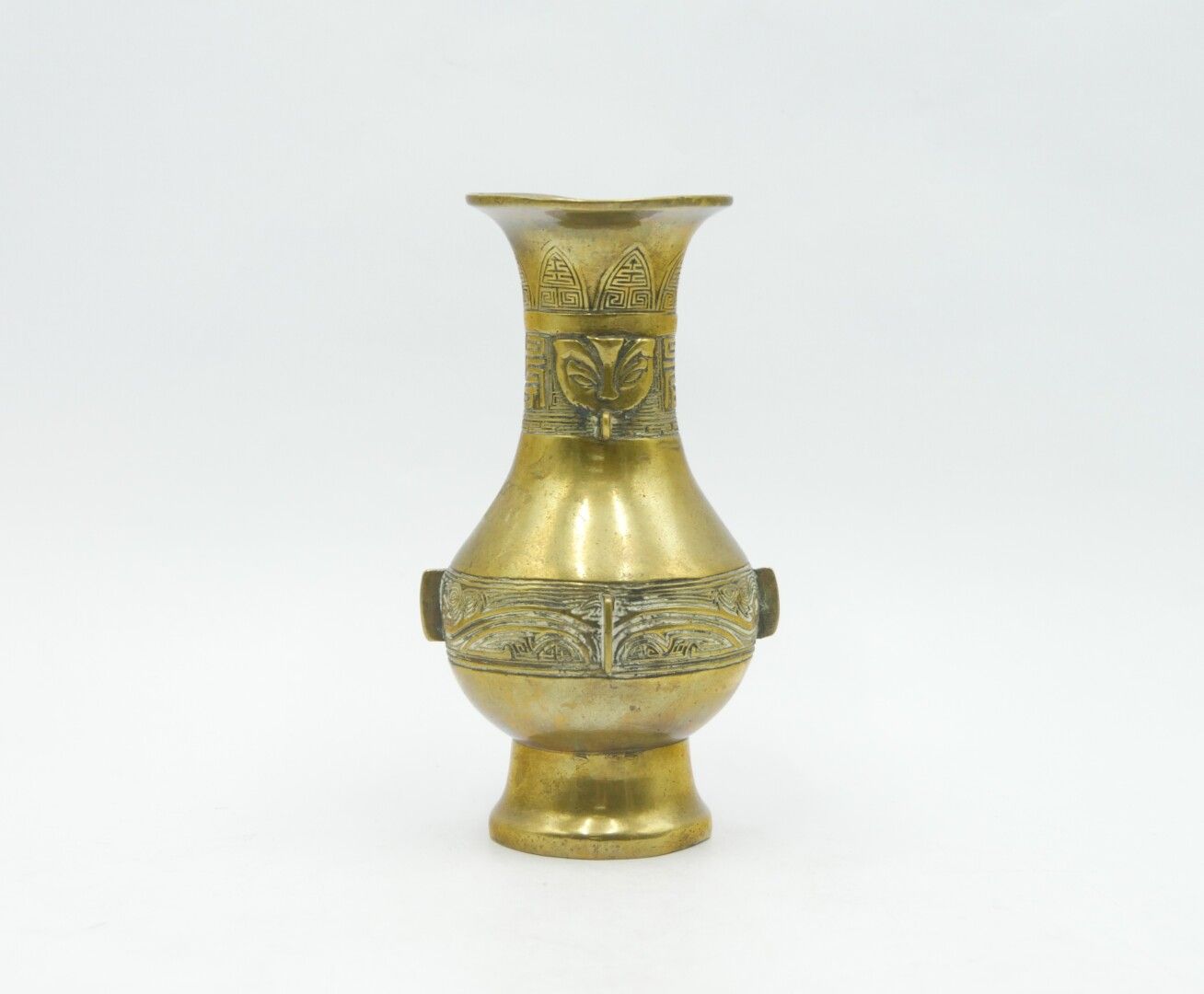 Null CHINA - Siglo XX 

Un pequeño jarrón balaustre de bronce dorado

H. 17 cm. &hellip;