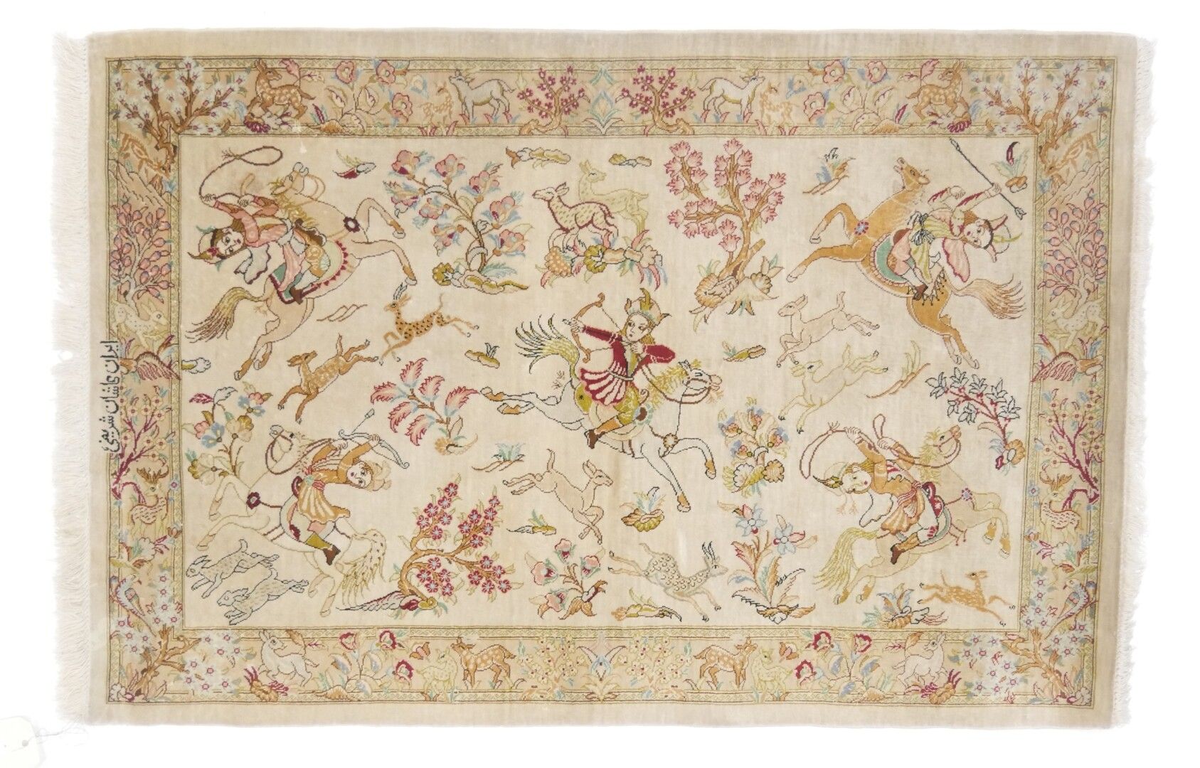 Null 伊朗 - 20世纪

乳白色背景上装饰有战士和猎人的食尸鬼丝毯

尺寸：59 x 82 cm. 23,2 x 32,2 in.

污渍，使用状态