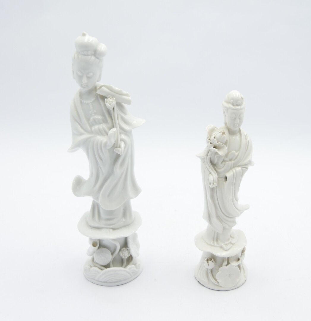 Null CHINA - 20. Jahrhundert 

Zwei weiße Porzellan Gwanyn 

Unter dem Sockel ge&hellip;