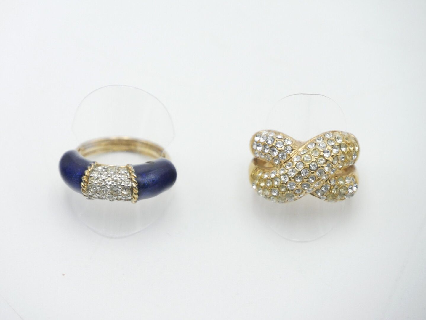 Null 古老的

一组镀金金属和水钻的戒指：一个有交错装饰，另一个有蓝色珐琅装饰

为第二个人打铃

手指大小：51和49

轻微的磨损和撕裂