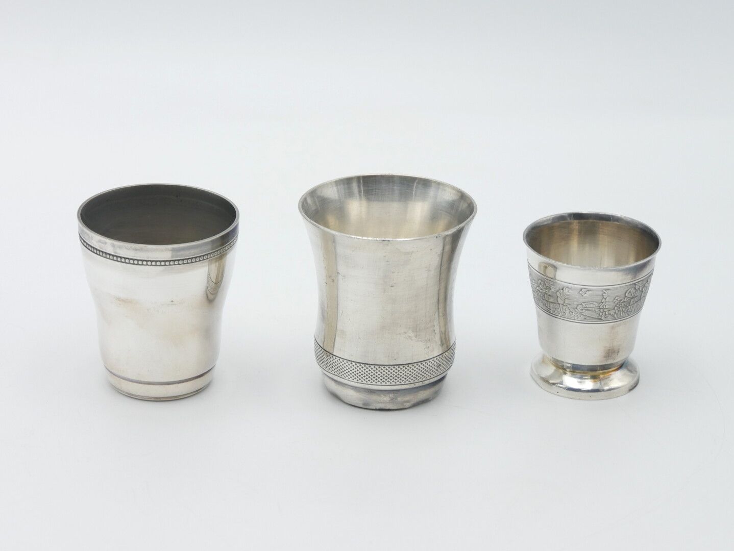 Null 20° secolo

Set di tre timpani in argento placcato, uno con una decorazione&hellip;