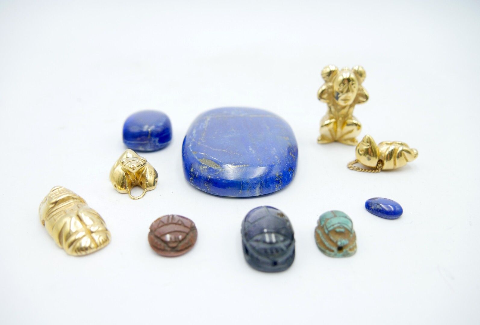 Null 20° secolo 

Lotto in pietra dura composto da sei pezzi a forma di scarabeo&hellip;