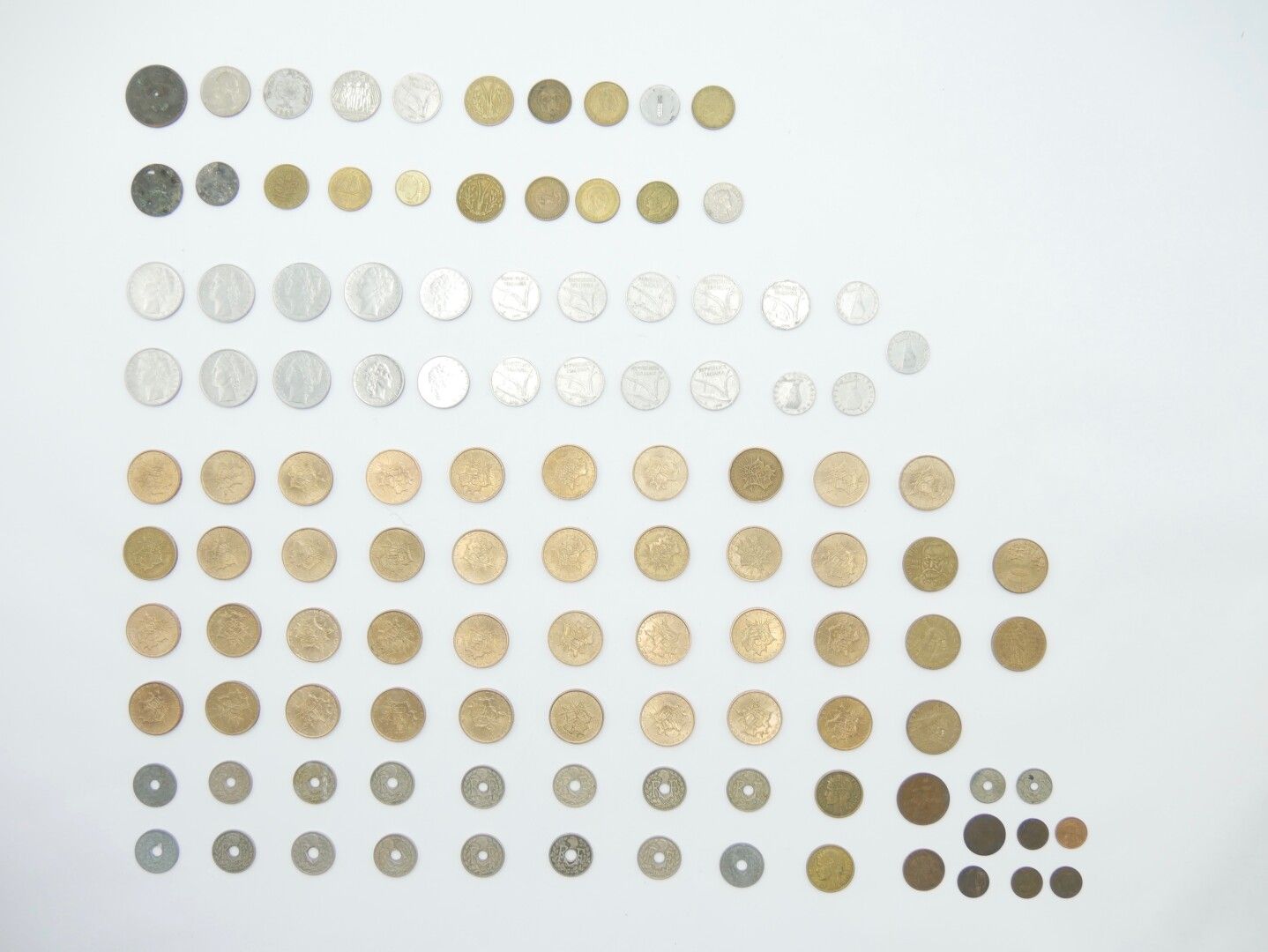 Null 法国和外国 - 20世纪

一批金属硬币，包括37枚10法郎的Mathieu硬币和4枚10法郎的各种硬币，10分的法郎，里尔，...

一些硬币已经非&hellip;
