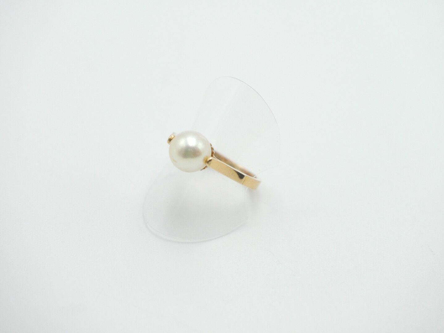 Null 20th CENTURY 

Yellow gold ring 750/1000th topped by a pearl 

Gross weight&hellip;
