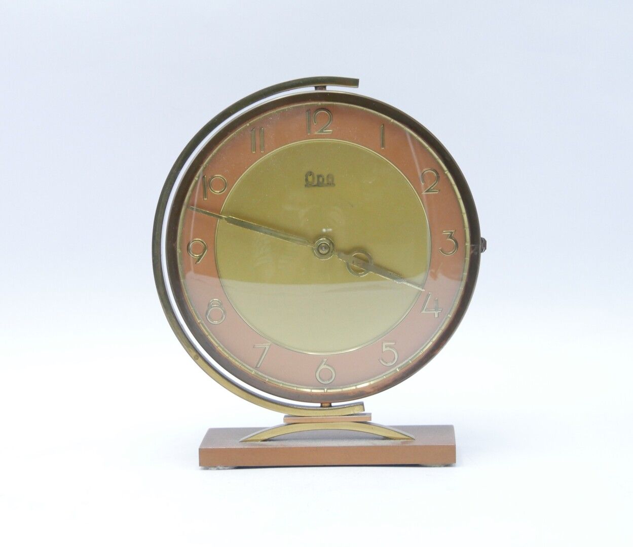 Null ODO - 约1940年

鎏金金属台钟，带阿拉伯数字的可旋转表盘

高约：20厘米，7,8英寸。

我们不保证其功能