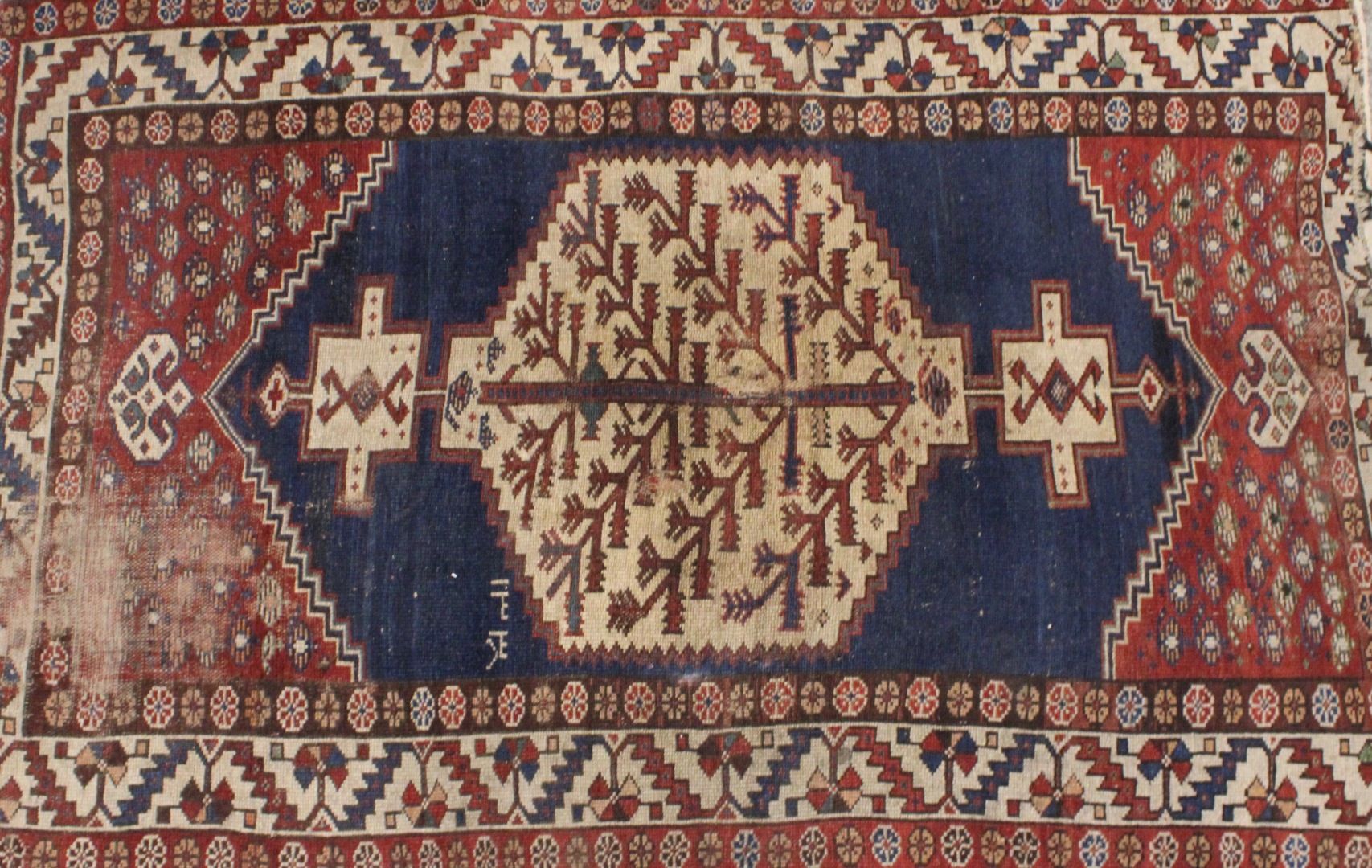 Null ORIENT 

Tapis en laine à décor de médaillons sur fond bleu, bordure à moti&hellip;