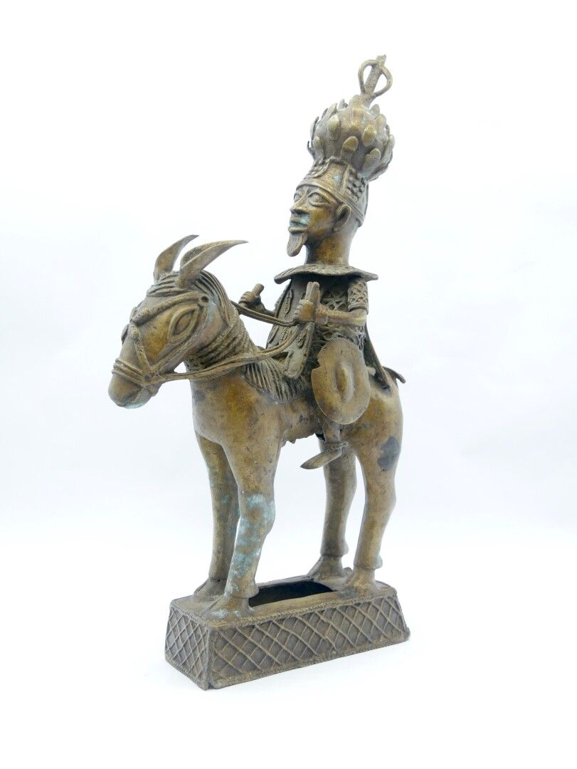 Null BENIN - Modern work 

Bronze rider Bini Edo 

Size : 50 x 27 cm. 19,5 x 17,&hellip;