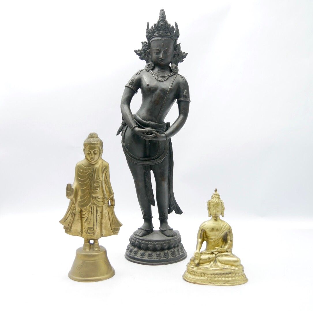 Null ASIA - 20th century 

Lot of three metal statuettes :

- Seated Buddha in g&hellip;