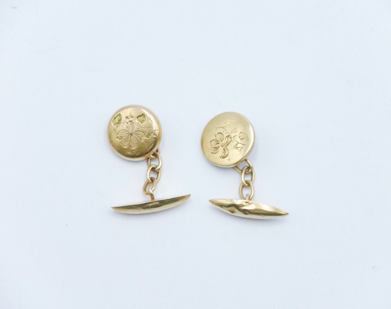 Null 
early 20th century 




Pair of gold cufflinks 750/1000e with engraved dec&hellip;