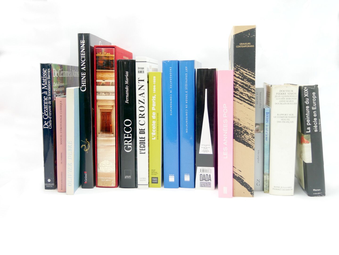 Null 关于艺术与情色的主题

一批16本现代装订的书籍，包括:

- 当代雕刻家

- 巴黎学校

- 恩索尔的图形艺术在对抗中。两卷

- 流行的年代。蓬&hellip;