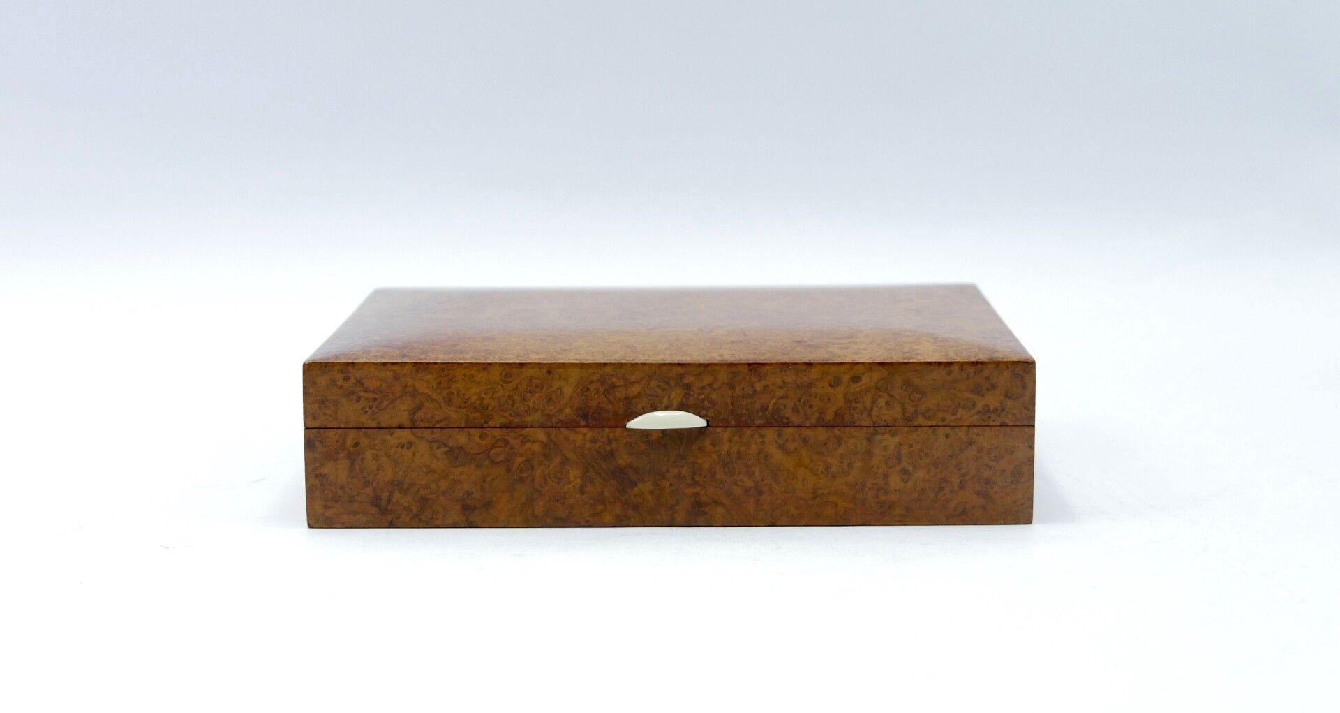 Null 20世纪

长方形毛刺木饰面的雪茄盒

尺寸：4.5 x 19 x 14.5英寸 1.75 x 7.5 x 5.75英寸。

不起眼的划痕和轻微磨损