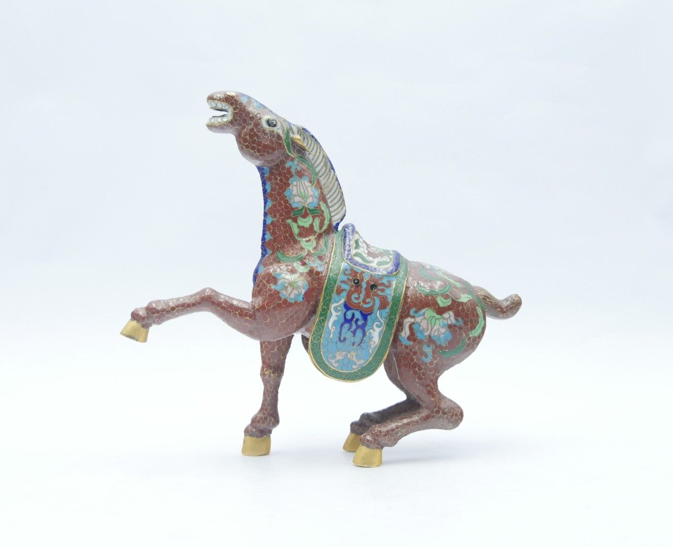 Null CHINE 

Cheval en métal cloisonné. 

H. : 22 cm. 

Impacts, manque à la dor&hellip;