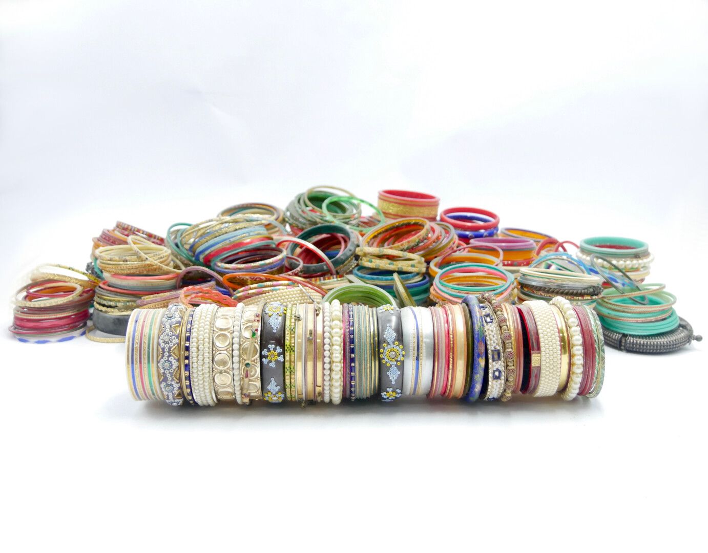 Null INDIA - 20th century 

Large lot of about 600 bracelets, mainly in resin, s&hellip;