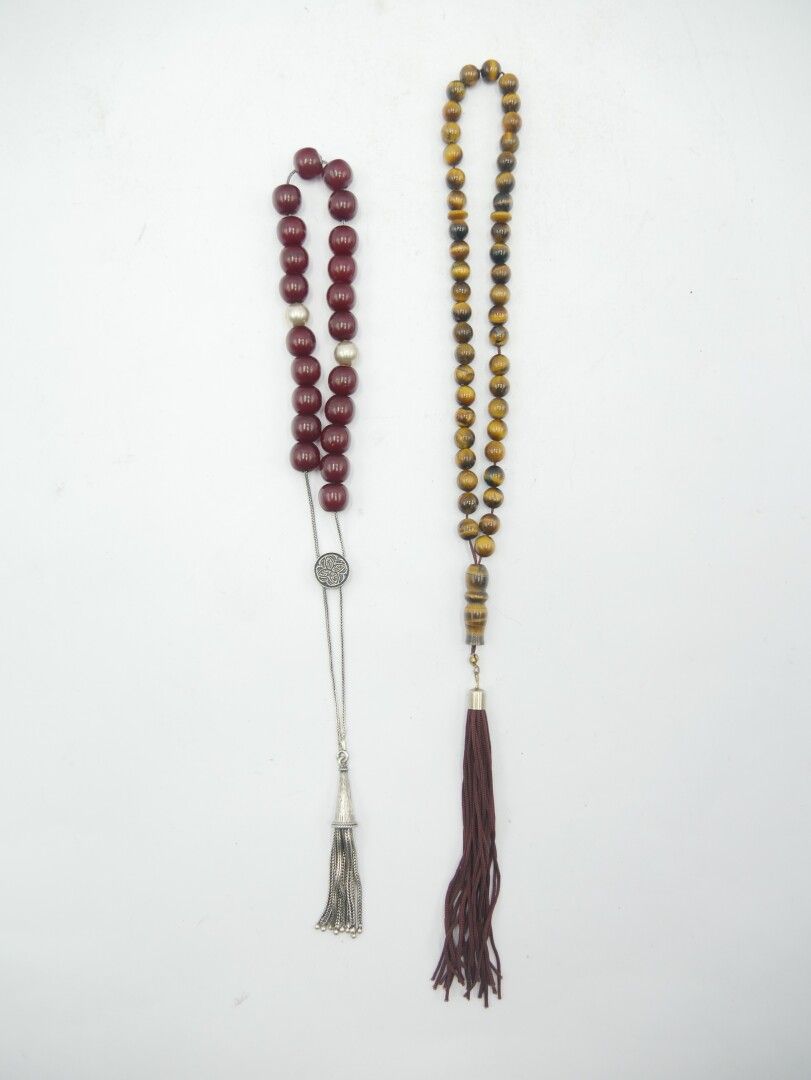 Null 现代工作

两条由抛光虎眼珠和红色树脂珠制成的藏式玛拉项链，最后有流苏。

长，不含流苏：23厘米，9英寸。

使用条件