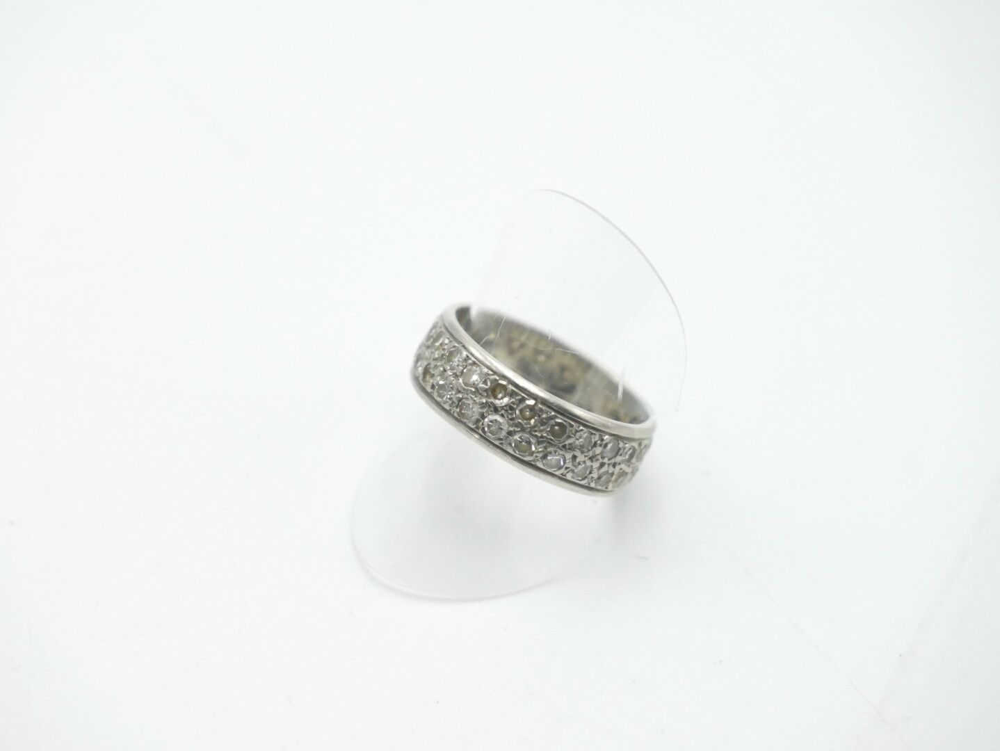 Null 20世纪

750/1000白金和小钻石的美国结婚戒指

毛重：3.4克。

手指大小：48

磨损、破损