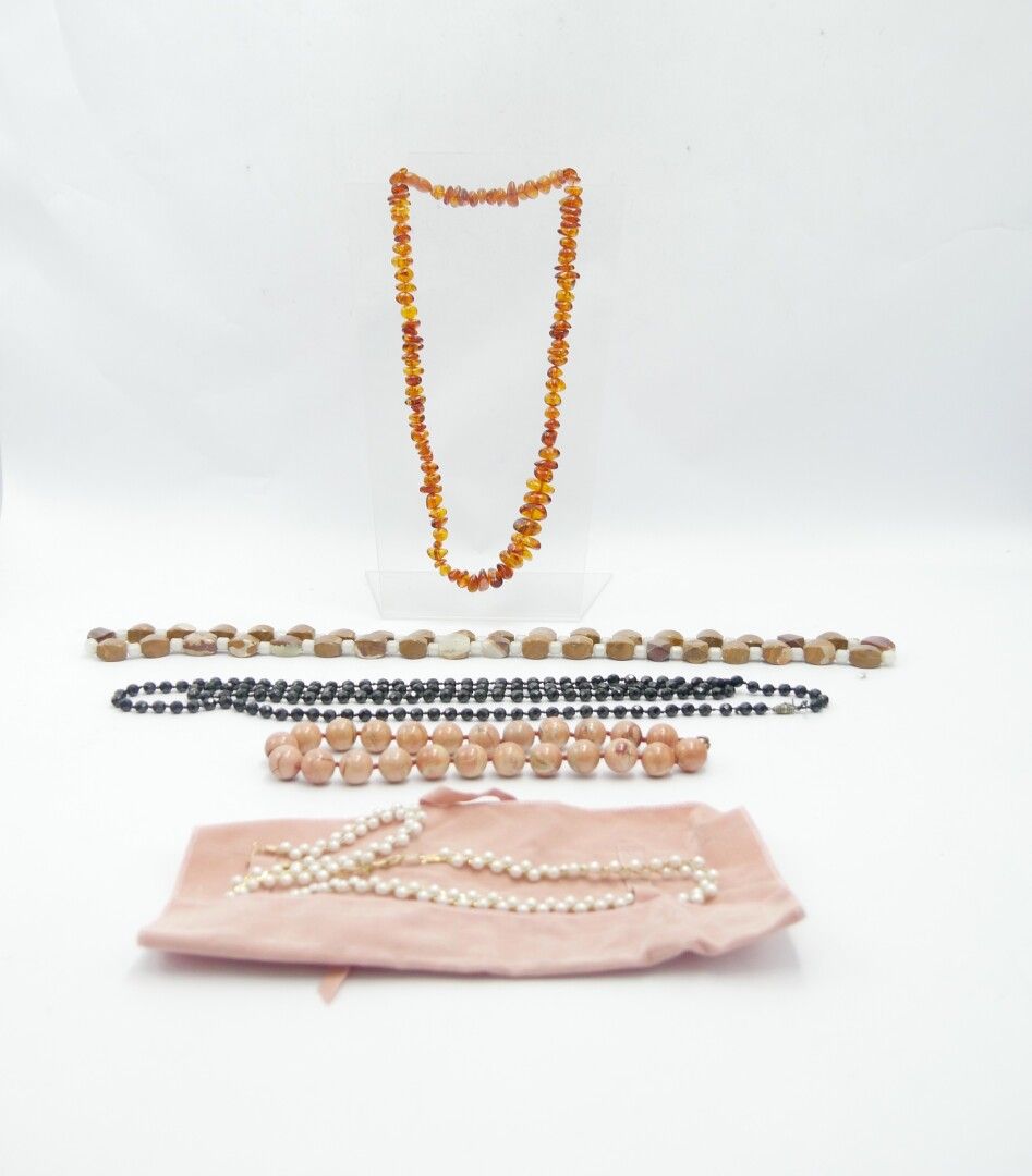 Null 服装珠宝

拍品包括一个金属和珍珠套装、手镯和皮尔-卡丹项链，以及四条硬石和树脂项链

全部处于使用状态
