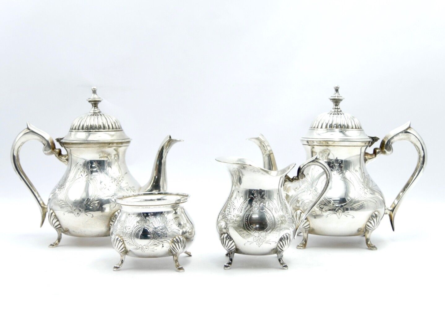 Null 现代工作

镀银茶具，刻有花纹装饰，包括两个茶壶，一个牛奶杯和一个无盖糖碗

茶壶的高度：20厘米，7 3/4英寸。

氧化，缺银，使用状况