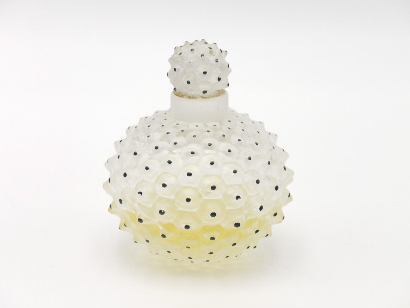 Null 法国LALIQUE公司

仙人掌香水瓶，无色、模制和彩绘水晶，带瓶塞

底座下有Lalique France的签名

H.9,8厘米。3 3/4英寸。&hellip;