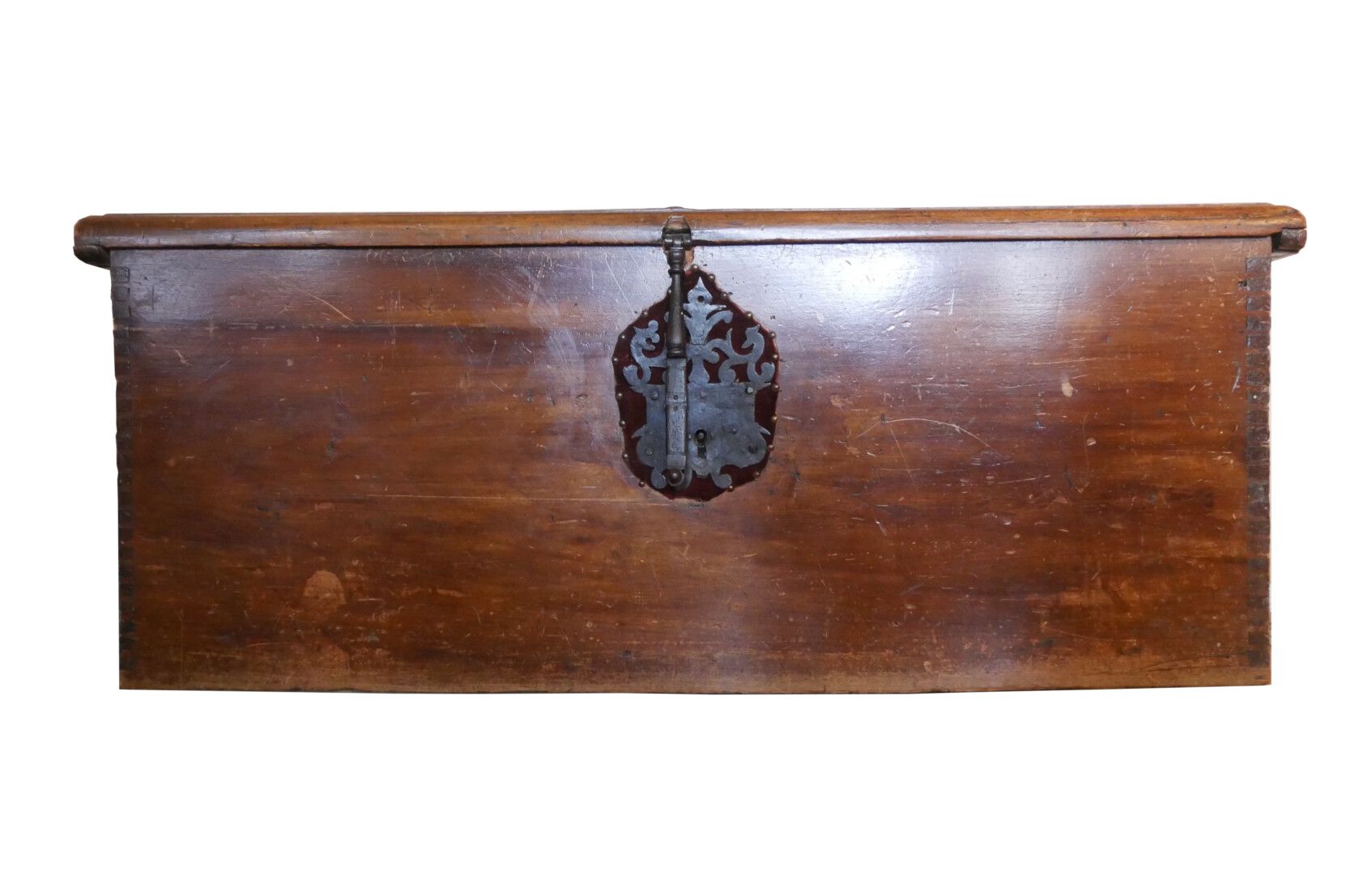 ESPAÑA - Obra antigua Importante baúl de madera, hermoso ensamblaje de cola de milano en las esquinas, cerradura en terciopelo con dos asas, el provisto de un compartimiento con