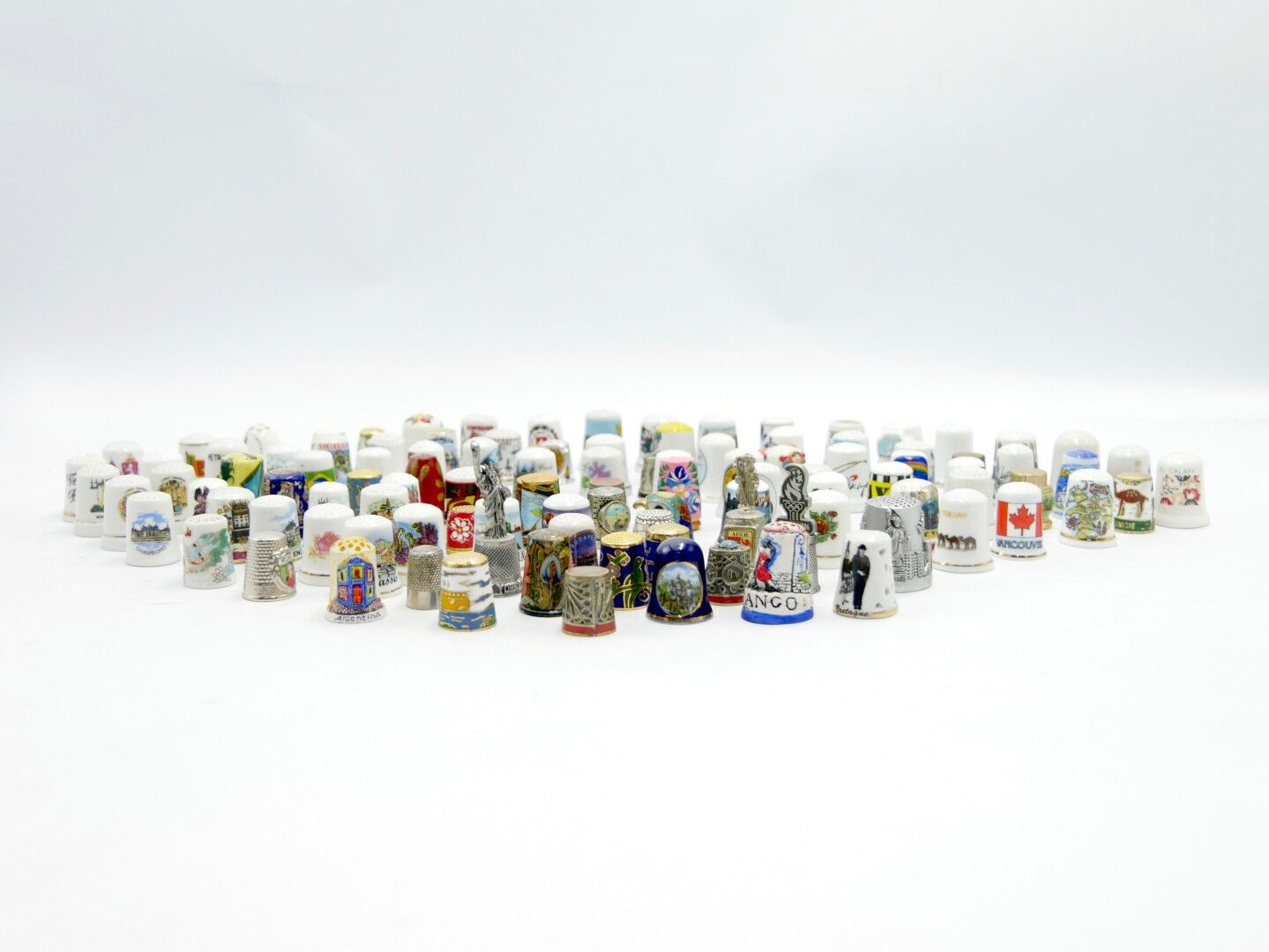 Null TRAVEL SOUVENIRS 

Collection of thimbles in porcelain, metal, enamelled co&hellip;