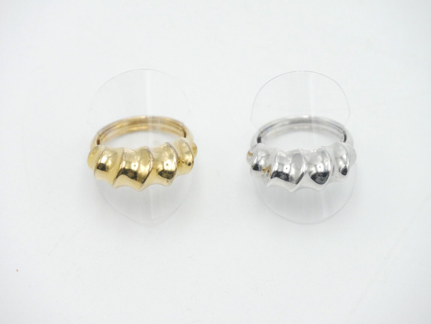 Null VINTAGE 

Juego de dos anillos bañados en oro y plata con un diseño de tors&hellip;