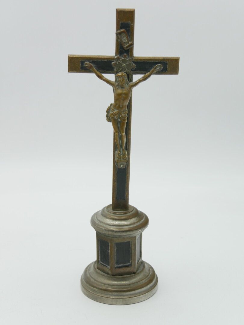 Null RELIGION

Crucifix en métal et bois 

H. : 30,5 cm. 12 in. 

Oxydations et &hellip;