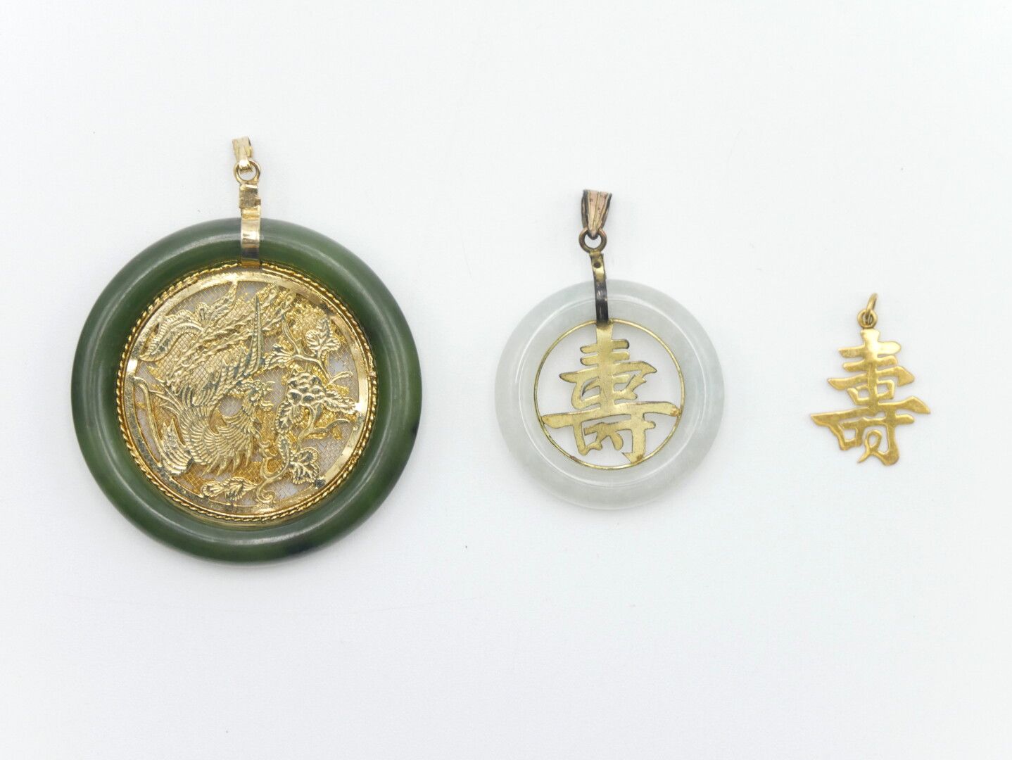 Null ASIA 

Set of three gilt metal pendants, two of which are encircled with ha&hellip;