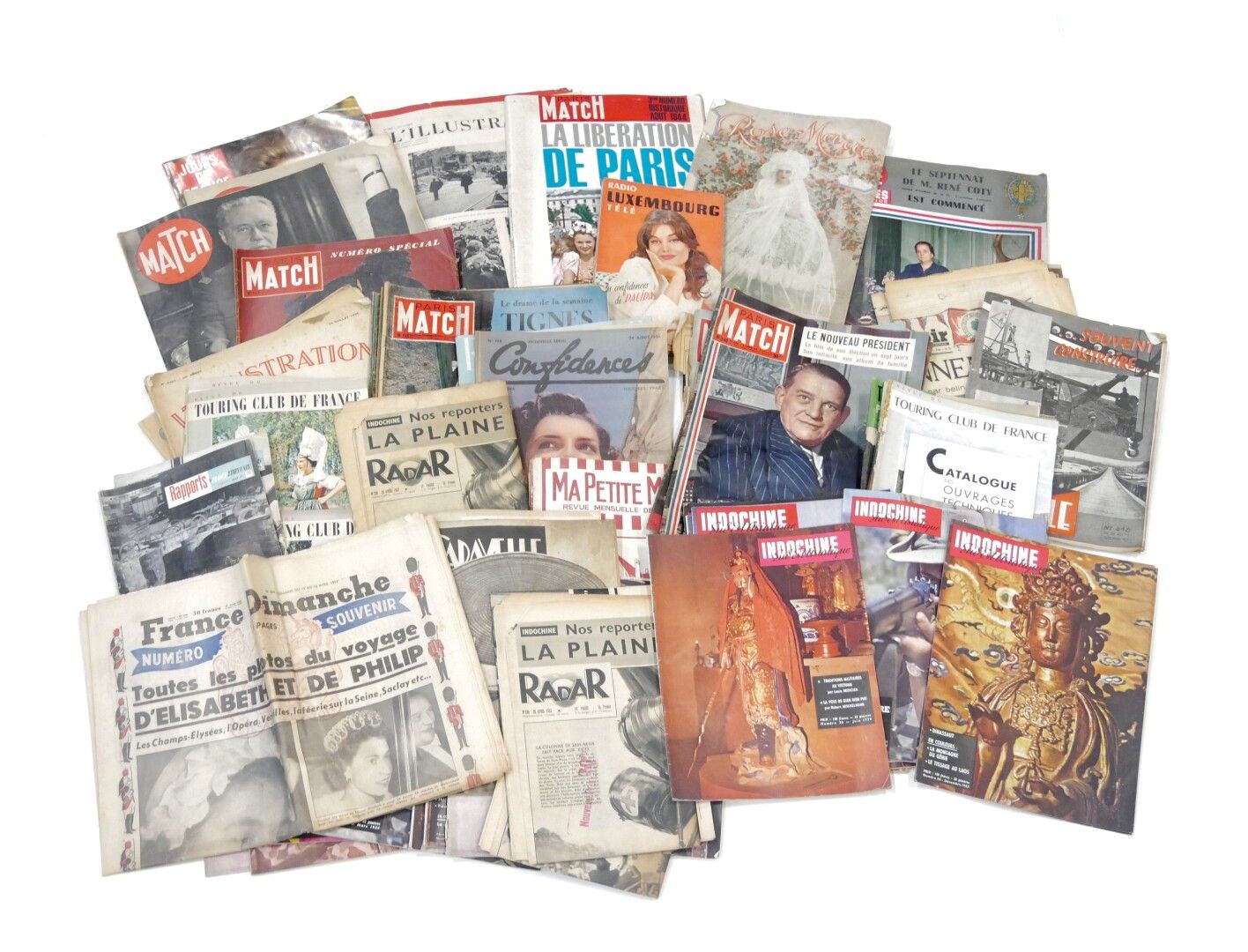 Null 杂志

各种杂志，包括《法国国家报告》（1953年）、《Elle》、《Renue du Touring club》、《Confidences》、《Jo&hellip;