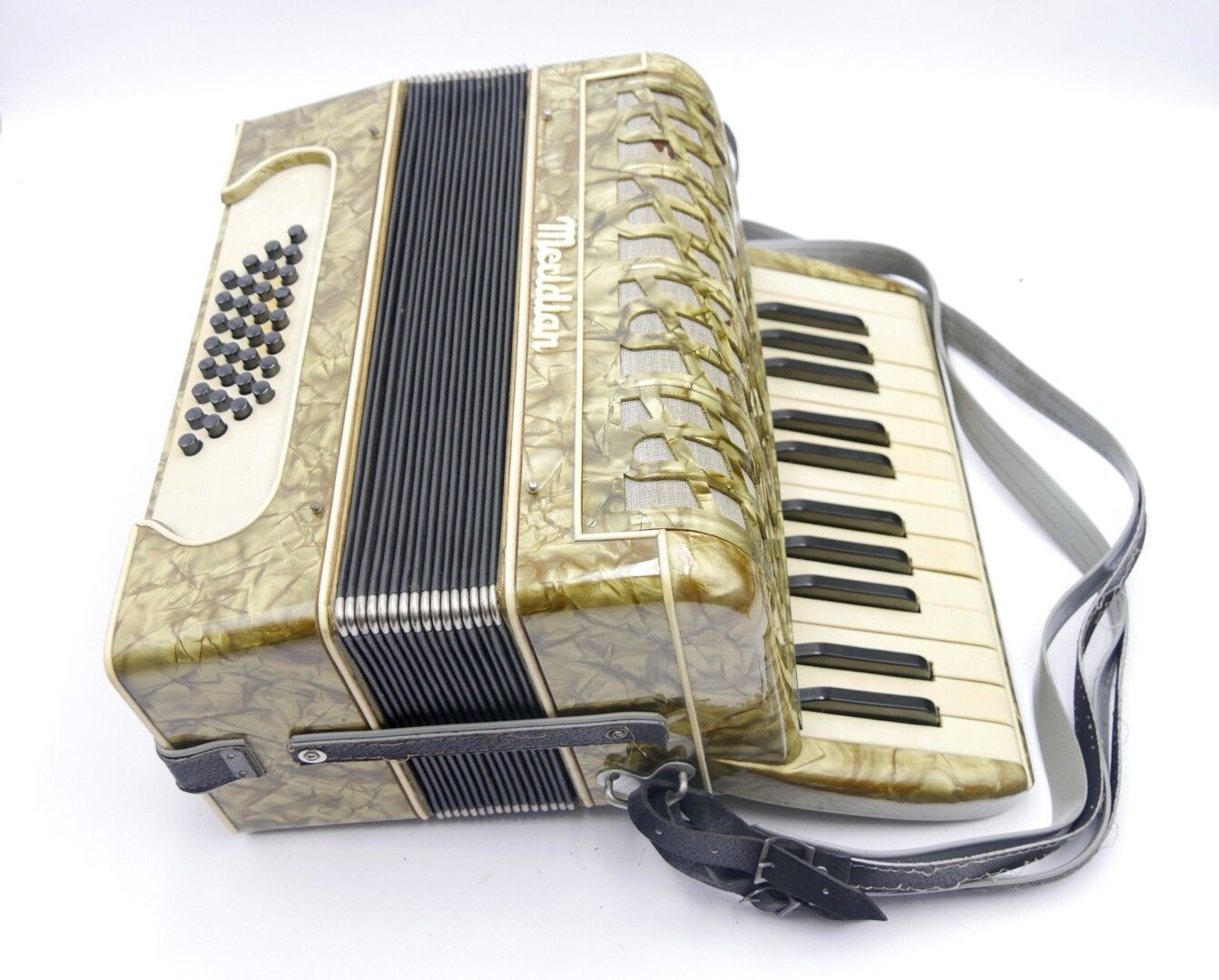 Null MERIDIAN - 20th century 

Accordion in bakelite 

Carrying case 

Wear to t&hellip;