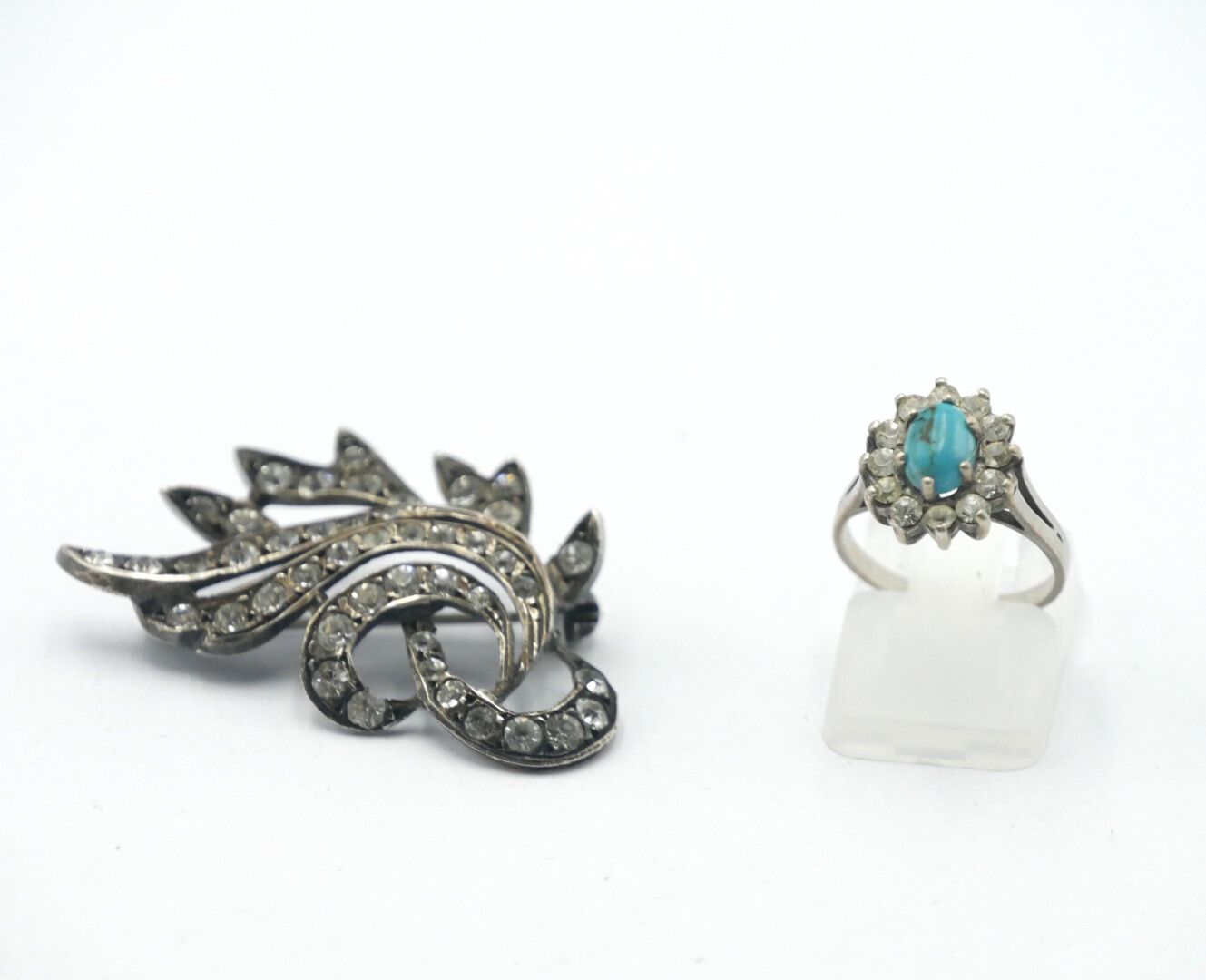 Null Ring und Brosche aus Silber und Strass, der Ring zentriert mit einem Türkis&hellip;