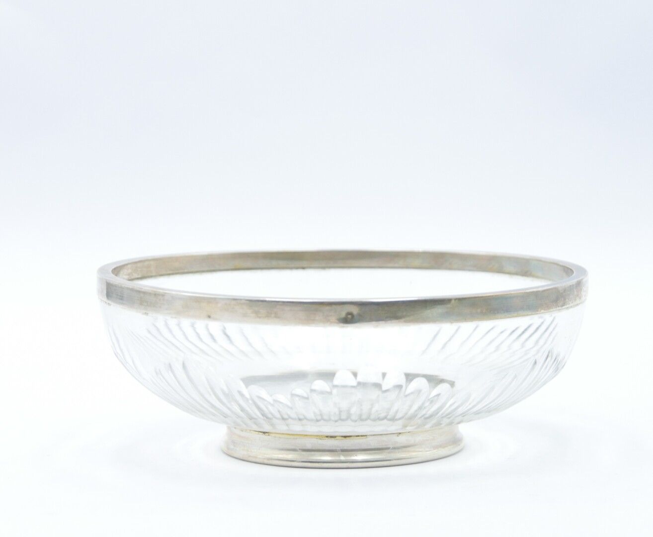 Null 法国 - 19世纪末-20世纪初

切割的水晶杯，有石榴裙装饰，边缘和底部有950/1000e的银边

标记的Minerve

毛重：772克。

尺&hellip;