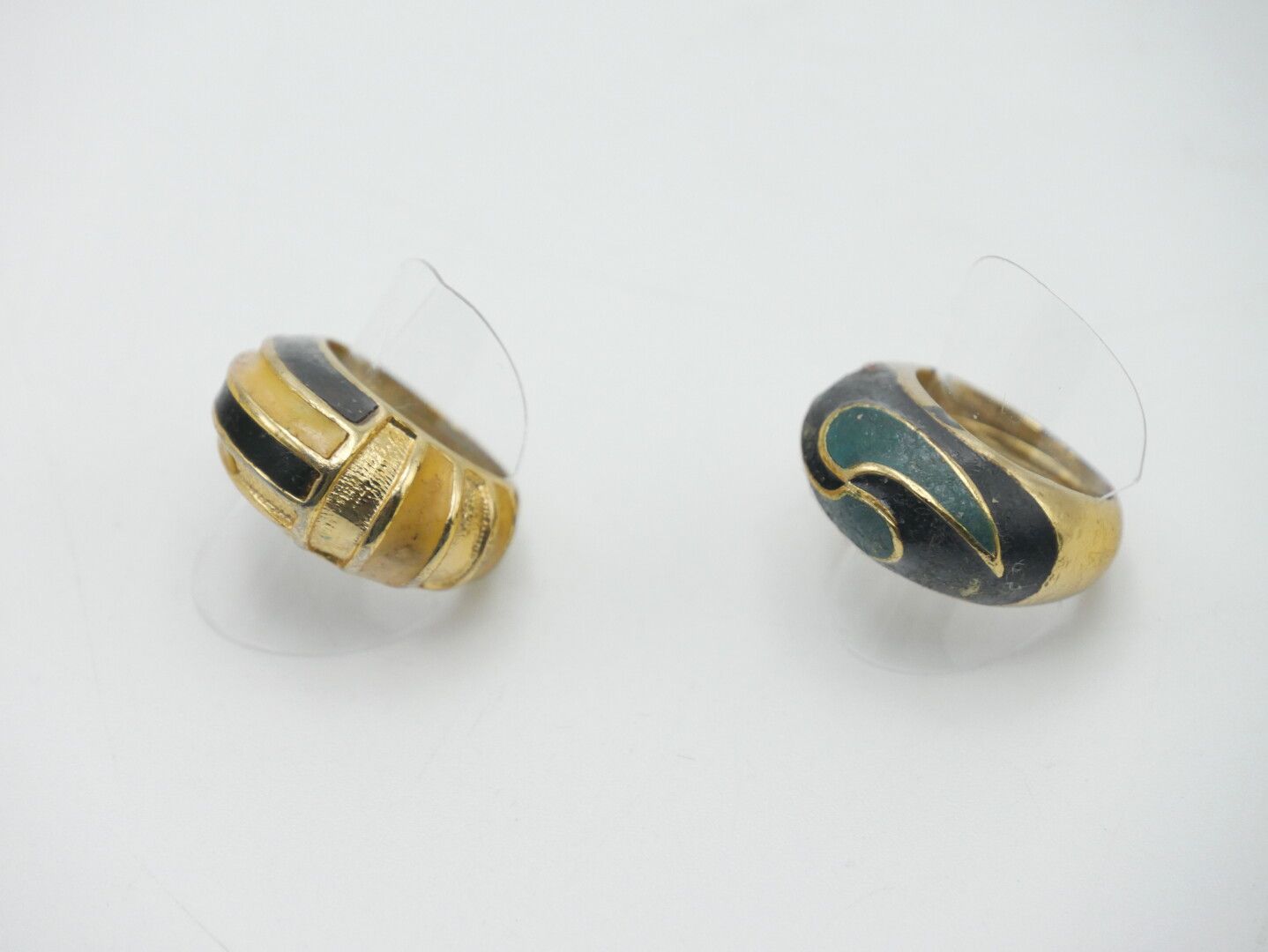 Null 古老的

一套两个镀金的金属戒指，带珐琅装饰

其中一个有一个环形物来设定尺寸

手指大小：49和46

珐琅质缺失，磨损，使用状态