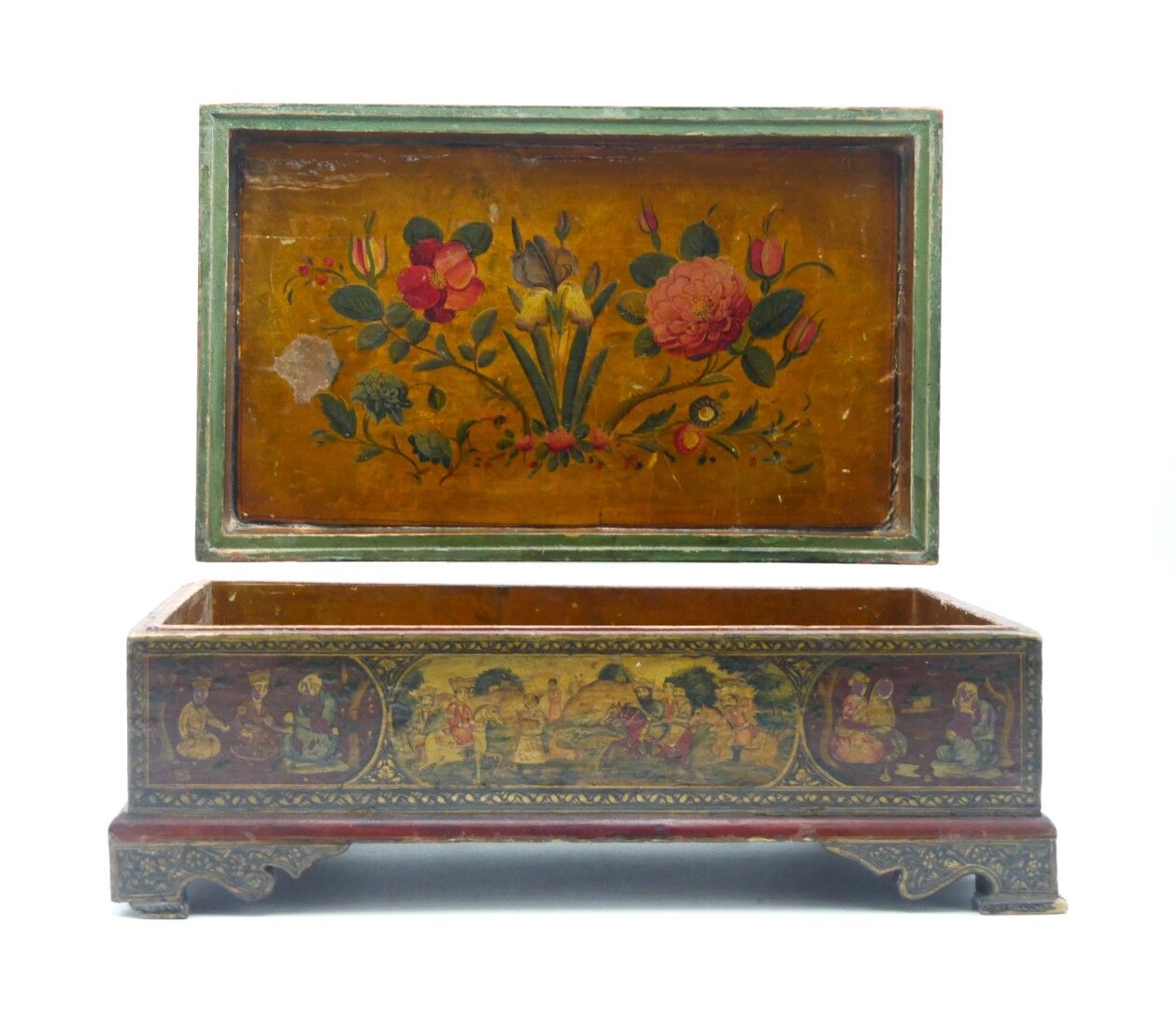 Null QAJAR

漆面木质新娘盒，装饰有历史场景的储备，放在小脚上。

内部涂漆的花卉装饰

尺寸：15 x 23 x 38,5 cm. 6 x 9 x &hellip;