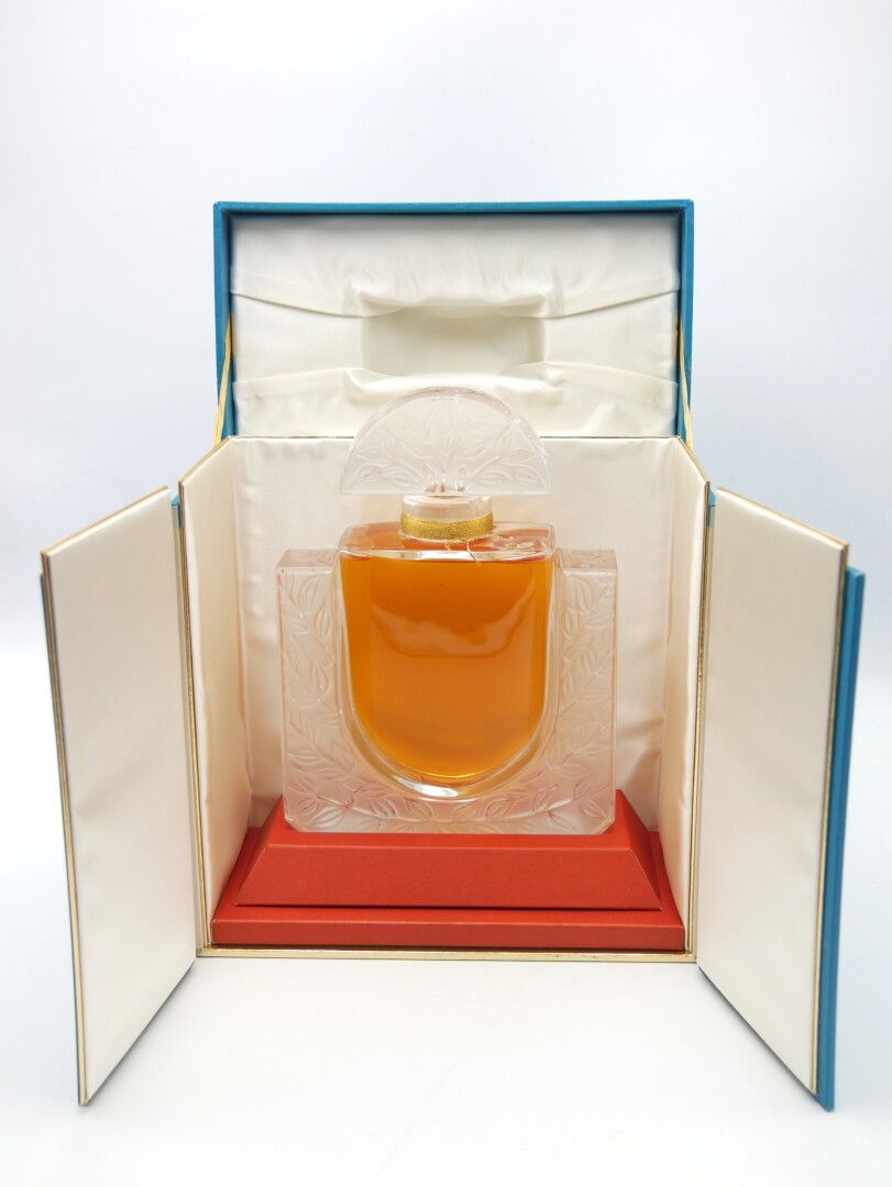 Null LALIQUE 

Honeysuckle Splash, crystal collection 

Giant bottle of eau de p&hellip;