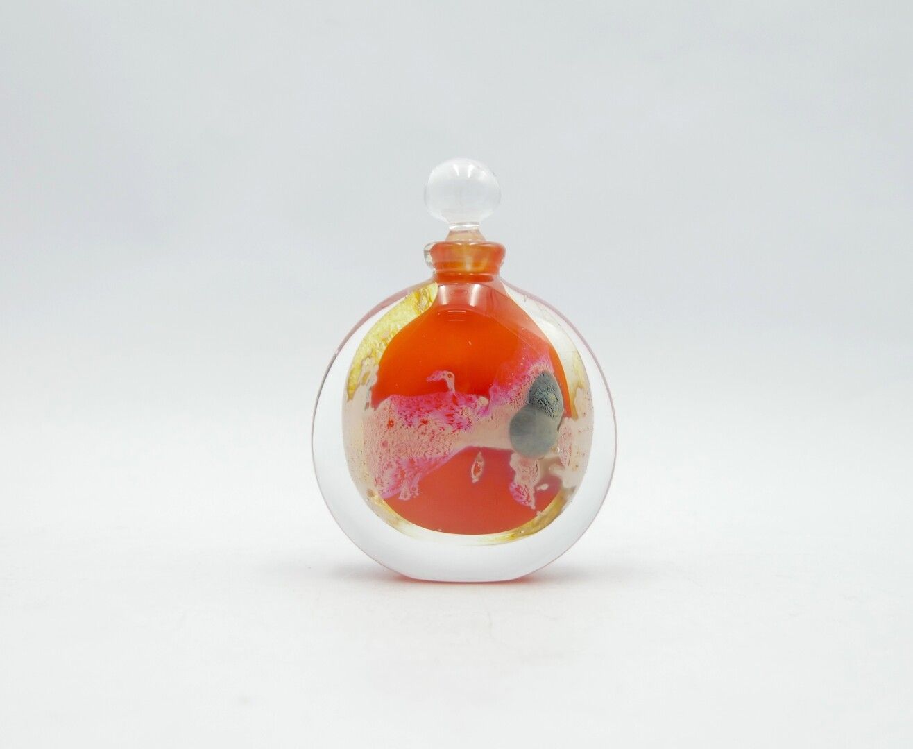 Null Hervé RASPAIL 

Small bottle in orange, white and blue blown glass, translu&hellip;