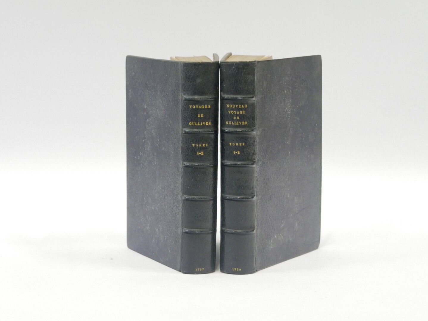 Null Johnattan SWIFT 

Ensemble de deux volumes, reliure pleine de maroquin bleu&hellip;