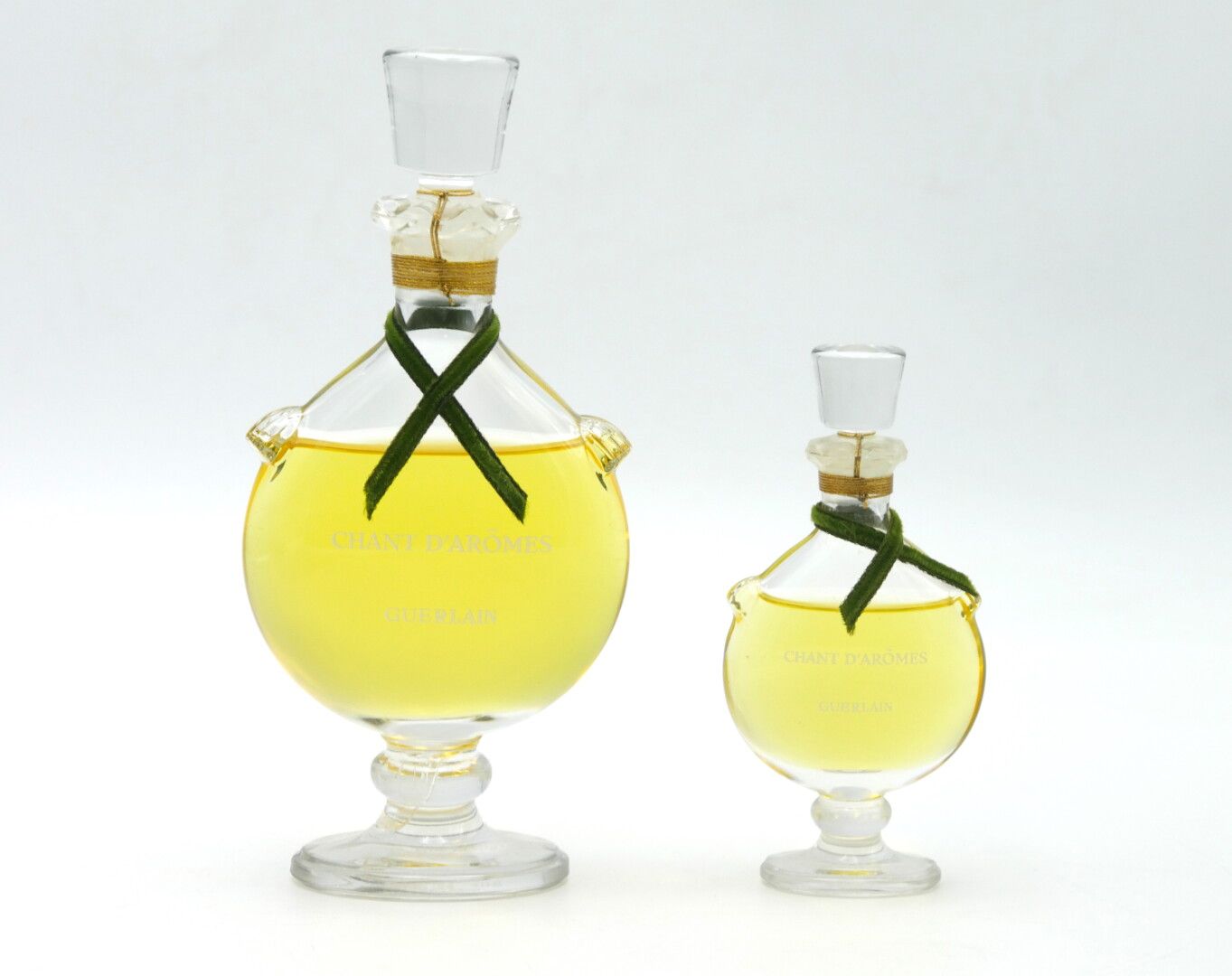 Null 顾尔伦

阿罗姆之歌》，1962年

一套两个抛光的玻璃花露水瓶，形状为基座上的amphora。圆柱形塞子。脖子上有橄榄绿的天鹅绒辫子。 

瓶子的高&hellip;