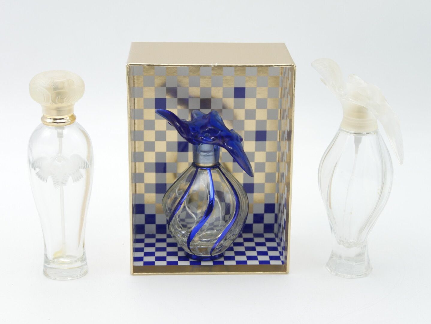 Null NINA RICCI

奥利维亚-普特曼的 "时间的空气

空的淡香水瓶，由玻璃制成，有蓝色的曲线，瓶盖上有两只飞行的鸽子。 编号为30161。在它的&hellip;