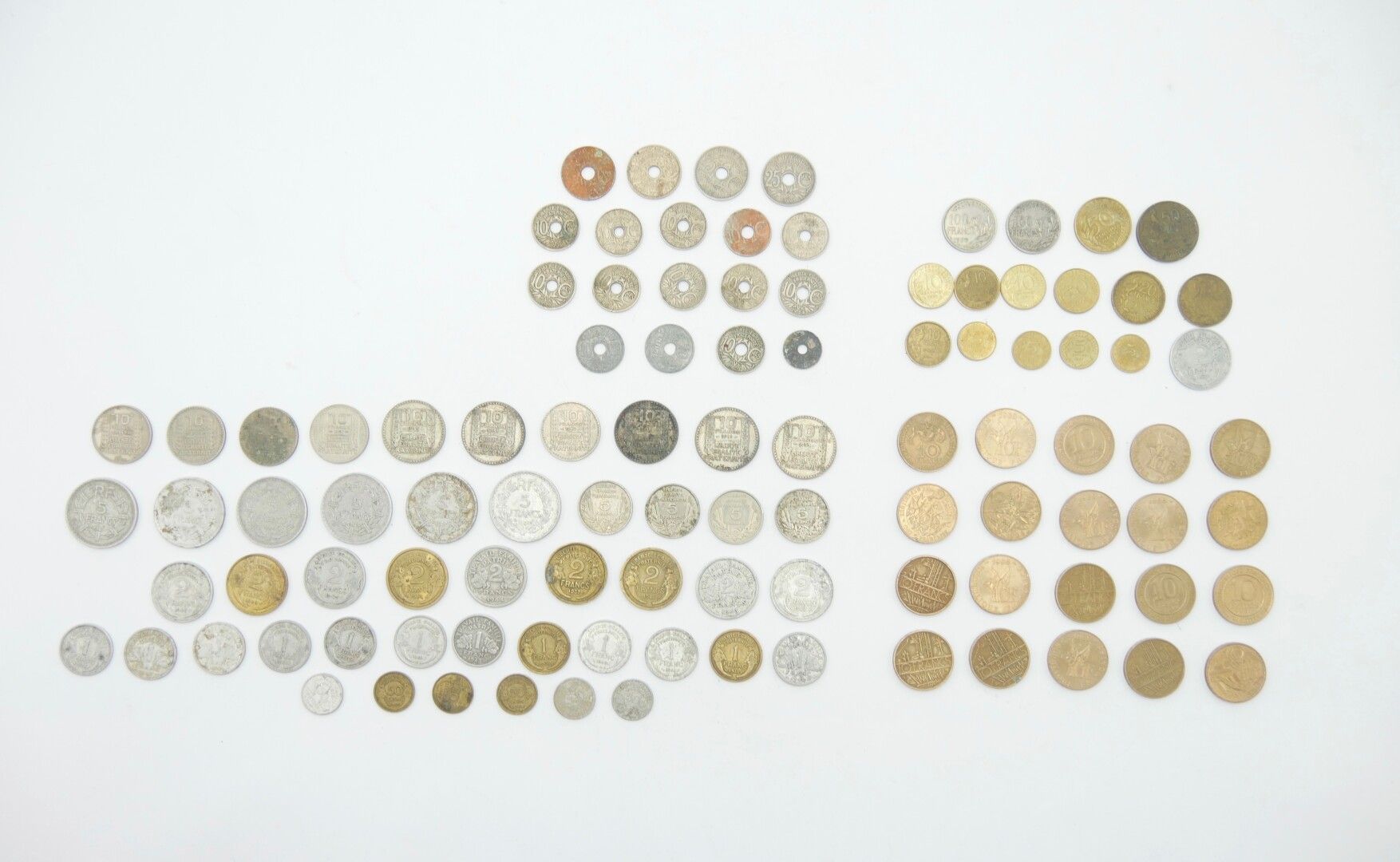 Null 数学 - 法国 - 20世纪

一批101枚金属硬币，包括1930年、1931年和1933年的5枚都灵10法郎银币，以及20枚10法郎硬币，包括5枚马&hellip;