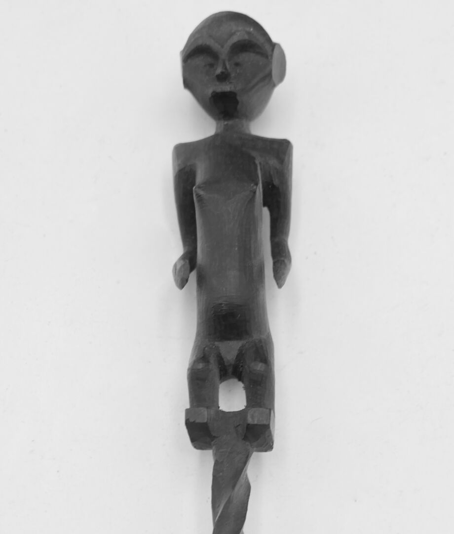 Null Nadel vom Typ Zaramo, Tansania.

Holz mit schwarzer Patina

L.: 17,5 cm.