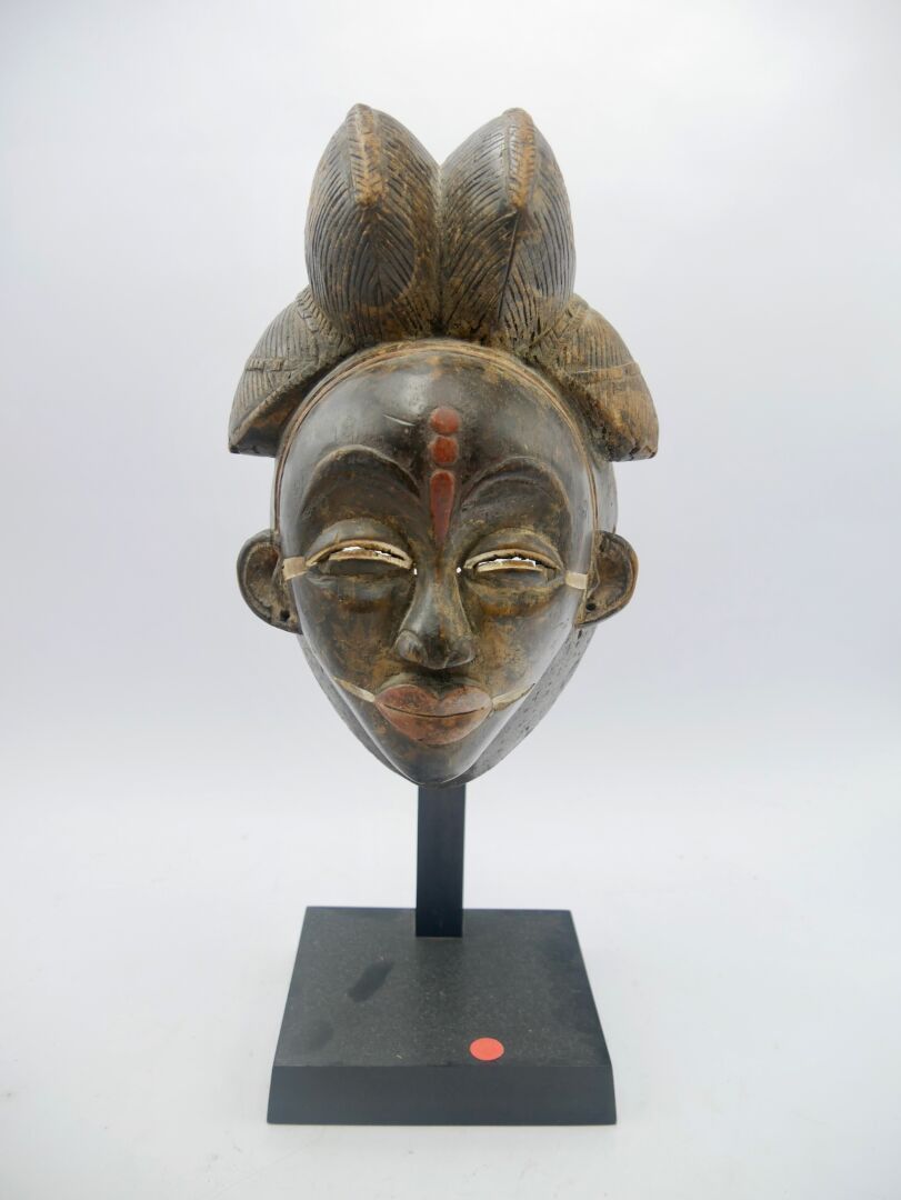 Null Maske vom Typ Punu, Gabun.

Holz mit brauner Patina, Pigmente

H. : 30,5 cm&hellip;