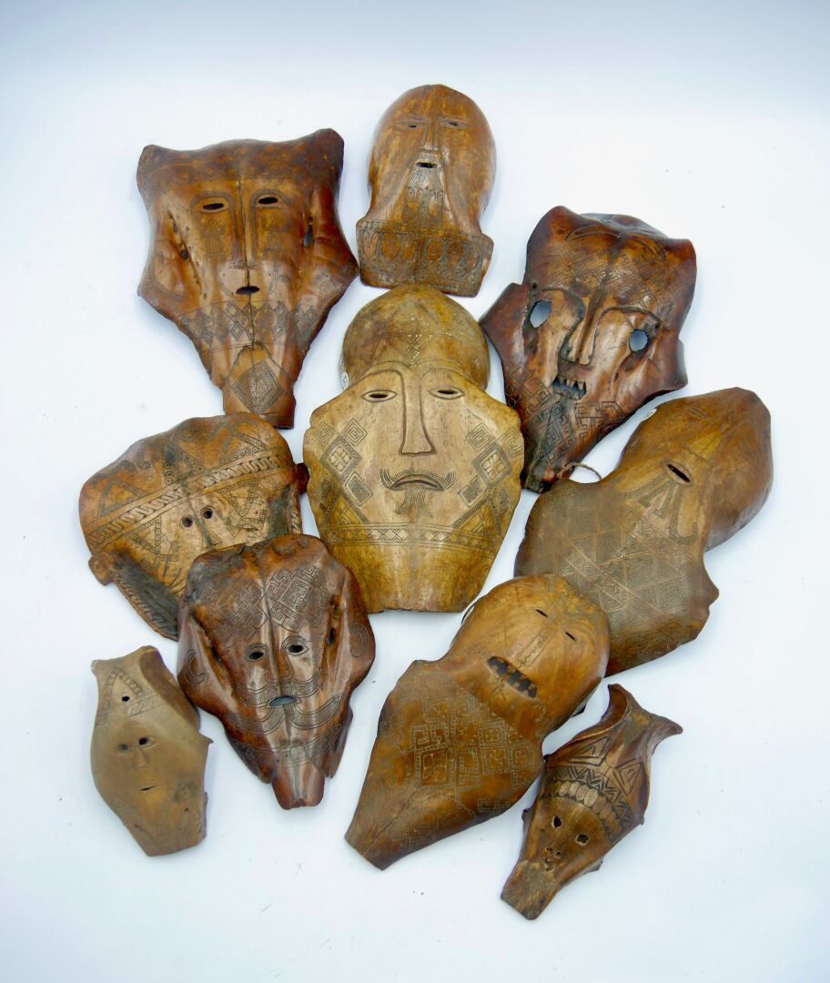 Null 十个雕刻元素的拍品，亚洲（？

动物骨骼

H.13至24厘米。



用雕刻图案装饰的骨头，利用材料的自然形状，特别是描绘脸部的图案。