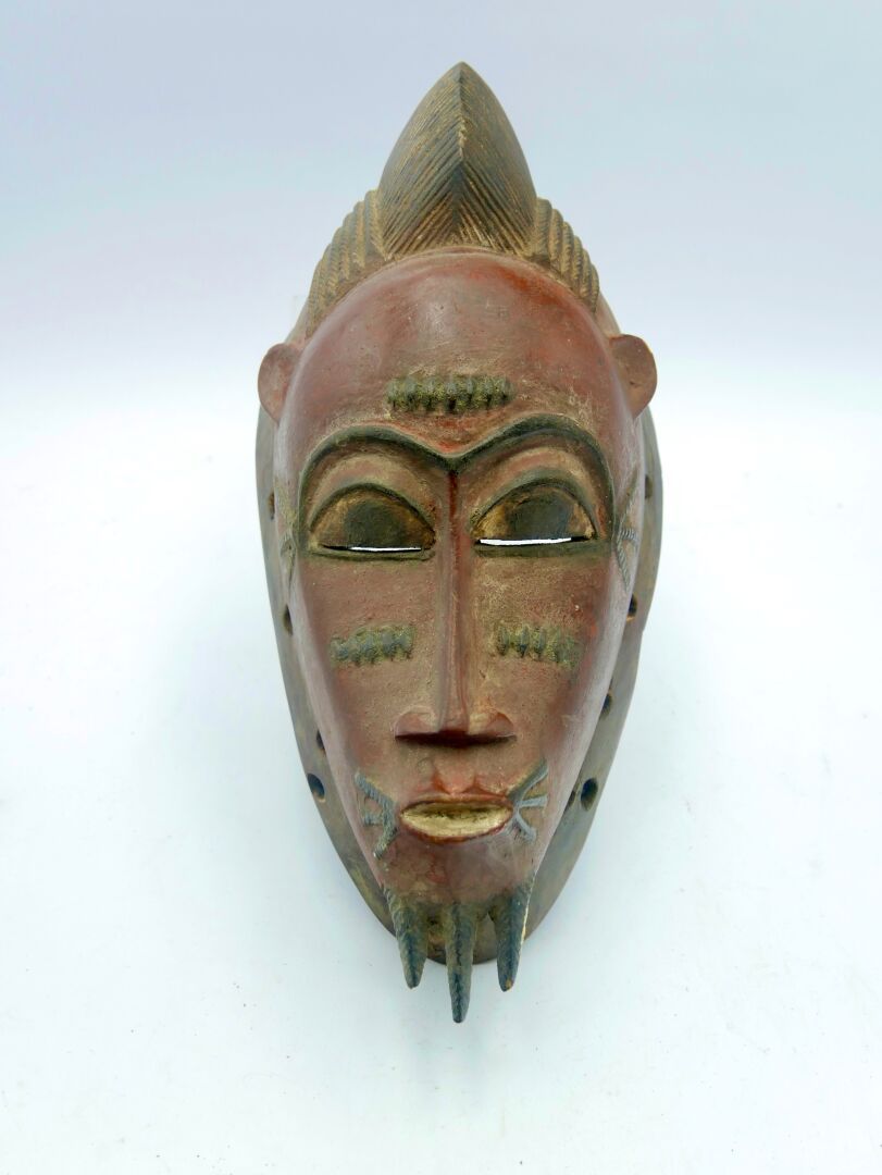 Null 鲍勒面具，象牙海岸

带有棕色铜锈的木材，颜料

H.34.5厘米。