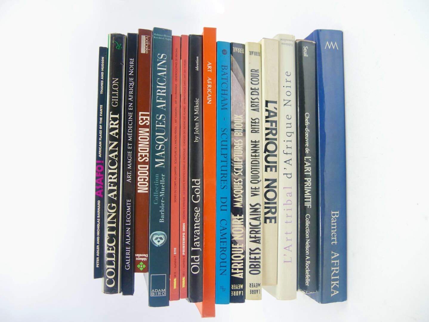 Null Lot von sechzehn Büchern über afrikanische Kunst, darunter : 

- Jean-Bapti&hellip;