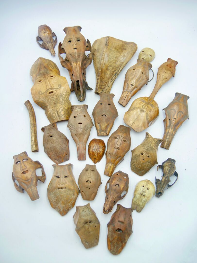 Null 二十三件雕版印刷品，亚洲（？

动物骨骼

H.7.5至24.5厘米。



与上一批次相同的类型